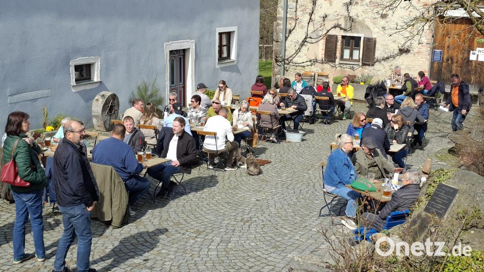 Nach dem Besuch des Flohmarkts genossen viele Besucher das herrliche Osterwetter im Hof des Schafferhofs und ließen sich Zoigl und Brotzeiten schmecken. Bild: prh
