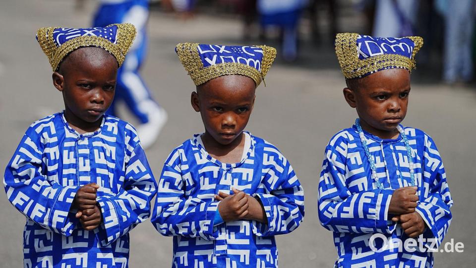 Kostümierte Kinder treten während des Fanti-Karnevals in Nigeria auf. Bild: Sunday Alamba/AP/dpa