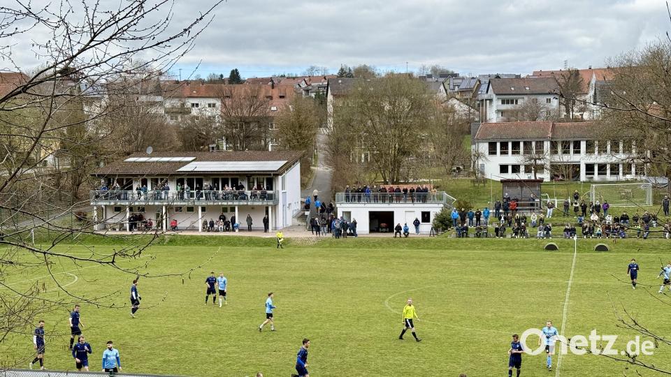 Das "Mühlerlhof-Stadion" in seiner ganzen Pracht. Als der FV Vilseck zu Gast war, wurde Premiere für den neuen Namen des Sportgeländes gefeiert. Bild: gri