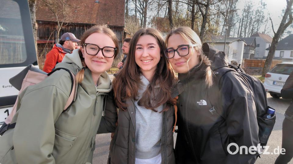 Den Siemens-Mitarbeiterinnen Nadine Malzer, Laura Kleindienst und Daniela Weißenborn (von rechts) machte der Naturpark-Aktionstag „Frühjahrsputz im Steinwald“ großen Spaß. Bild: bsc