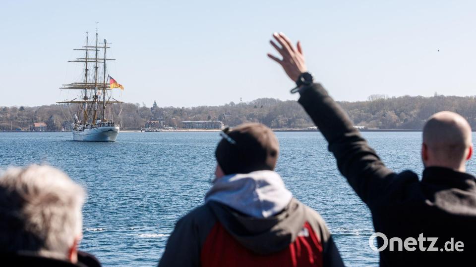 Abschied am Kai: Gorch Fock startet zur 189. Ausbildungsreise Bild: Markus Scholz/dpa