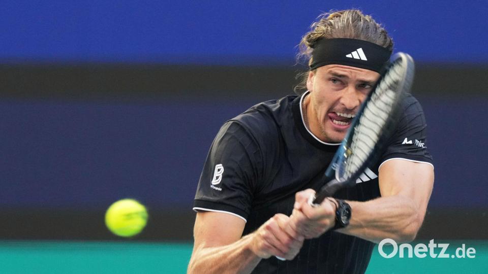 Voller Fokus auf den Ball - und jetzt auch auf die Sandplatzsaison: Alexander Zverev. (Archivbild) Bild: Marta Lavandier/AP/dpa