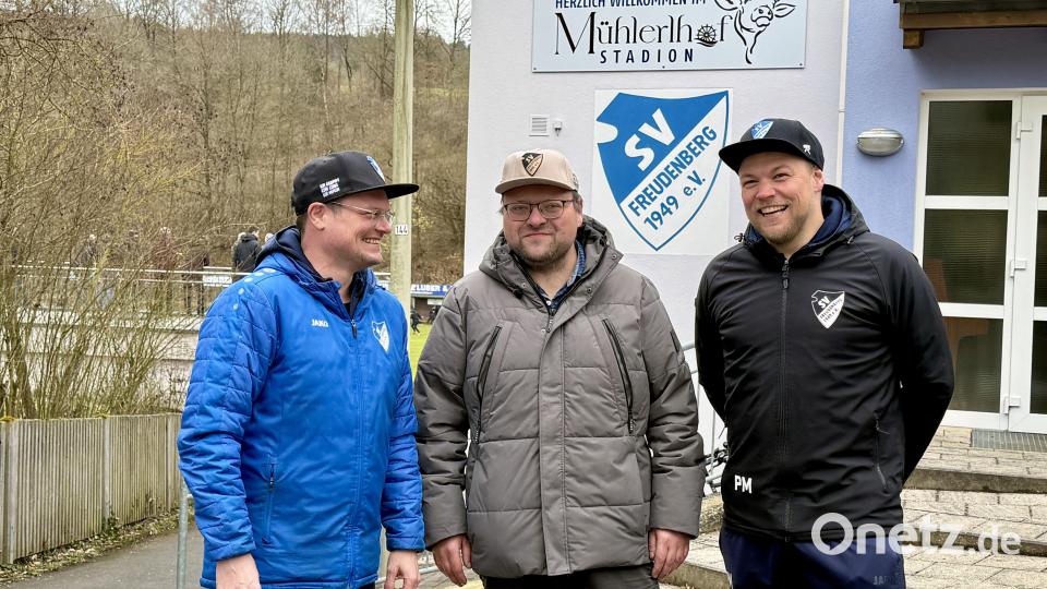 Lachende Gesichter (von links): Dritter Vorsitzender Matthias Tafelmeier, Sponsor Tom (Mühlerl) Binner und Fußball-Abteilungsleiter Patrick Meiler. Bild: gri