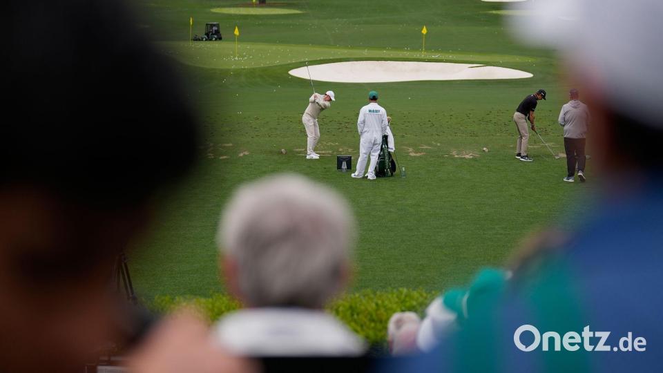 Der Nordirländer Rory McIlroy wärmt sich vor dem Masters-Golfturnier auf. Bild: David J. Phillip/AP/dpa