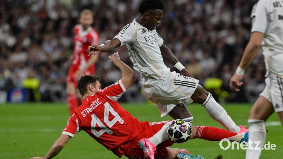 Josip Stanisic (l) bremst Reals Stürmerstar Vinícius Júnior. Bild: Peter Kneffel/dpa