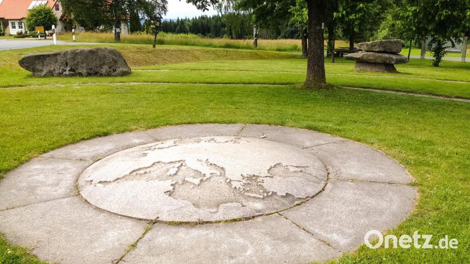 Den Mittelpunkt Mitteleuropas kannst du nicht übersehen, denn dort ist eine Steinplatte. Bild: Oberpfälzer Wald