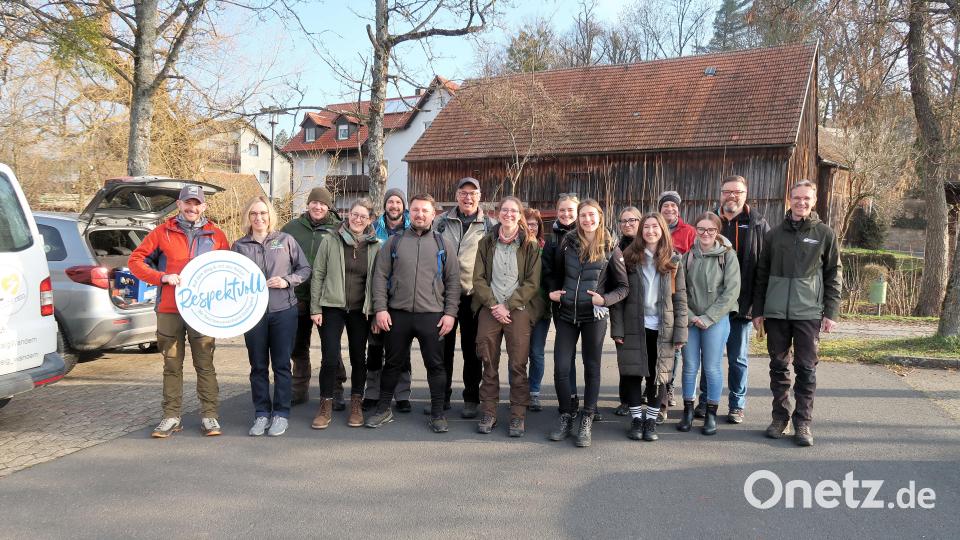 Beim Aktionstag „Frühjahrsputz im Steinwald“ kontrollierten freiwillige Helferinnen und Helfer einen Teil der Wanderwege des Naturpark Steinwalds, reinigten Wegweiser und Richtungszeiger und sammelten zahlreichen Müll. Bild: bsc