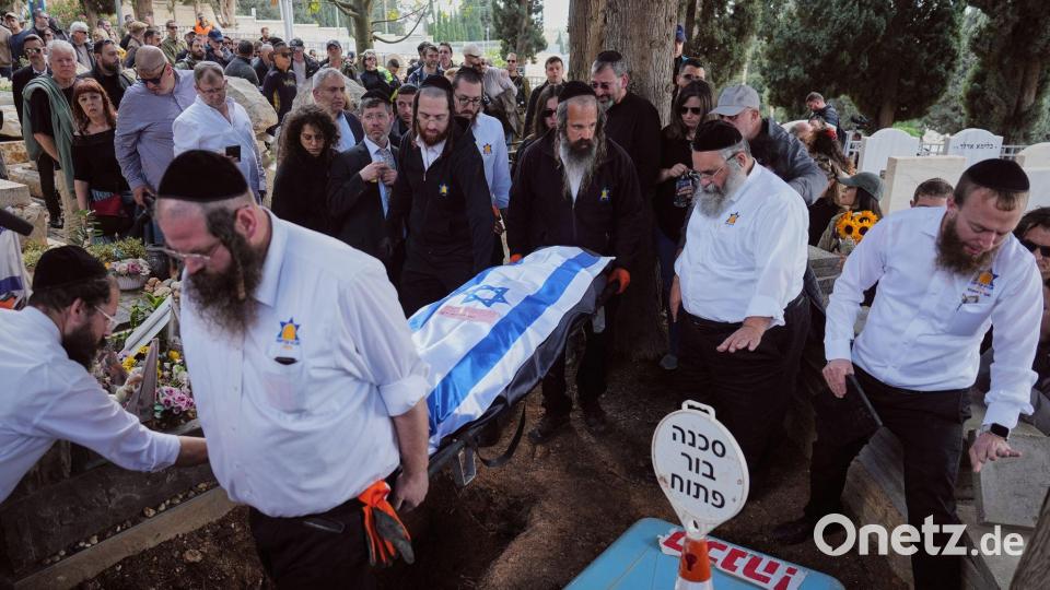 Auch bei den iranischen Angriffen auf Israel gibt es immer wieder Tote und Verletzte. Bild: Ariel Schalit/AP/dpa