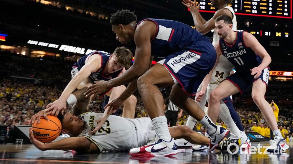 Die beiden Teams kämpften um jede Sekunde Ballbesitz. Bild: Abbie Parr/AP/dpa