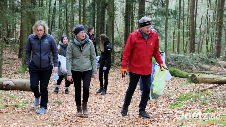 Den Augen der Wandergruppen blieb nichts verborgen. Selbst kleinste Abfälle unter dem Laub landeten in Müllsäcken. Bild: bsc