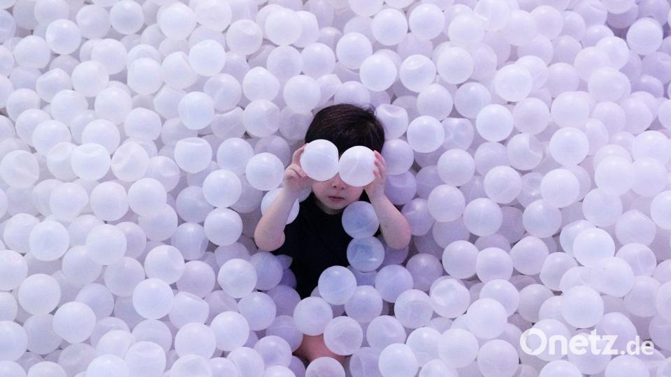 Ein Kind spielt in einer Ballgrube während einer immersiven Ausstellung im Megapolis Outlets Center in Panama-Stadt. Bild: Matias Delacroix/AP/dpa