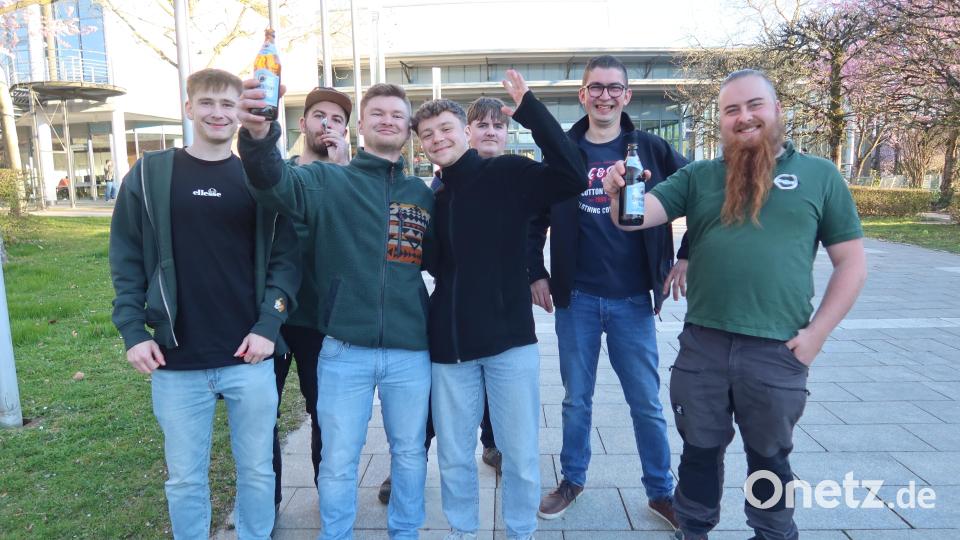 Der Burschenverein Altenstadt auf dem Weg in die Max-Reger-Halle. Bild: Kunz