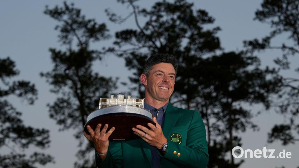 Rory McIlroy sicherte sich im vergangenen Jahr beim Masters in Augusta das grüne Siegerjackett. (Archivbild) Bild: David J. Phillip/AP/dpa