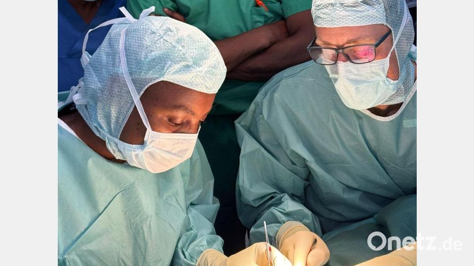 Dr. Godnester Mungure (links) bei der Operation eines Klumpfußes. Bild: Aktion Feuerkinder