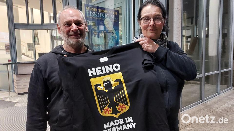 Die beiden Stiftländer Susanne und Thomas hatten vorher mit Heinos Musik nichts am Hut, wollen aber jetzt mit ihrem Heino-T-Shirt-Neuerwerb ein weiteres Konzert besuchen. Bild: Kunz