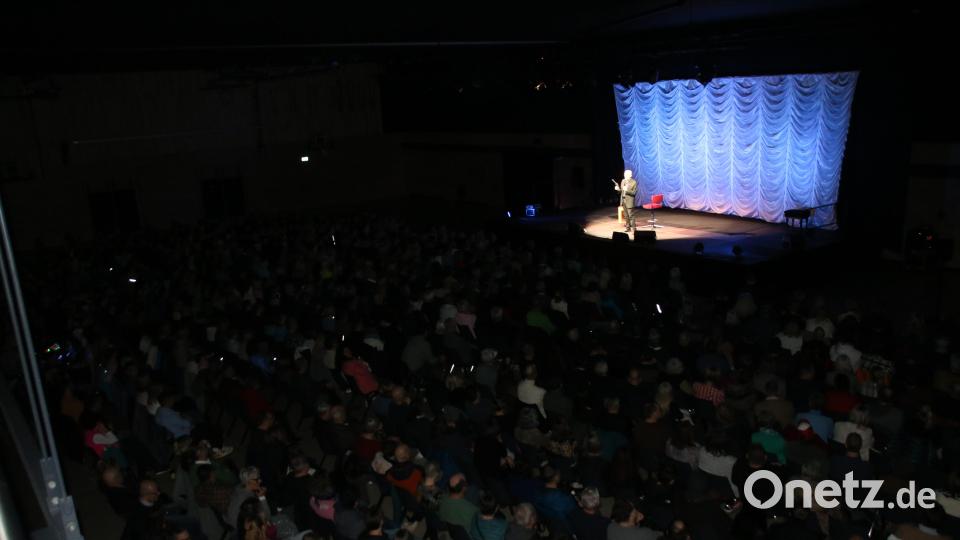 700 Menschen besuchten die Stadthalle für "Hader on Ice". Diese kamen überwiegend von Auswärts. Bild: sne