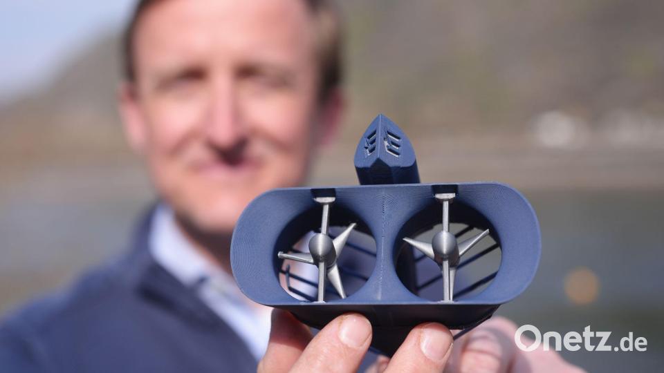 Zwei Turbinen drehen sich durch die Strömung des Flusses. (Archivbild) Bild: Thomas Frey/dpa