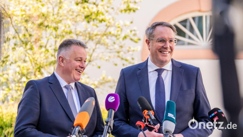 Sondierungsgespräche in Rheinland-Pfalz: Gordon Schnieder (l, CDU), Spitzenkandidat und Wahlsieger der zurückliegenden Landtagswahl, und Alexander Schweitzer (SPD), Ministerpräsident von Rheinland-Pfalz, beantworten Fragen der Journalisten. Bild: Andreas Arnold/dpa