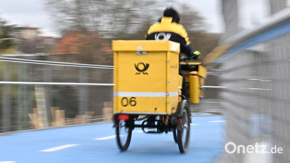 Ein Briefträger bei der Arbeit - in den allermeisten Fällen läuft alles glatt, manchmal landet ein Brief aber im falschen Briefkasten. Bild: Bernd Weißbrod/dpa