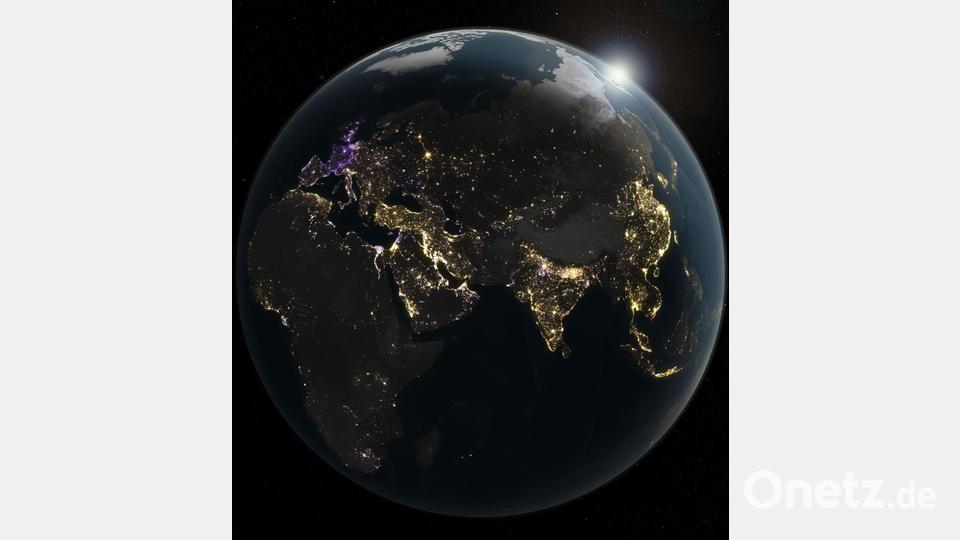 Der Blick auf die Erde zeigt die menschlichen Aktivitäten anhand der Emissionen von künstlichem Licht Bild: Michala Garrison/NASA Earth Observatory/dpa