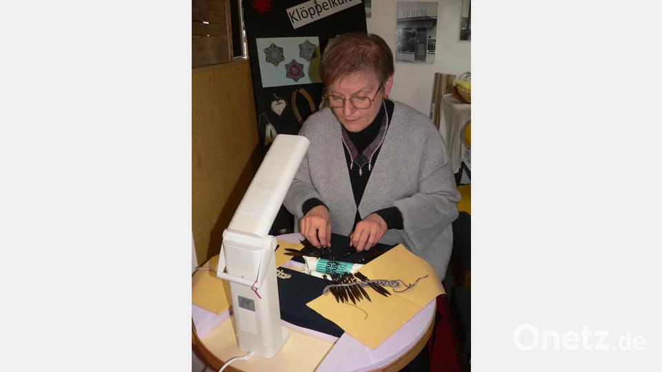 Die filigrane Kunst des Klöppelns zeigte Sabine Heibl aus Weiherhammer. Bild: mh