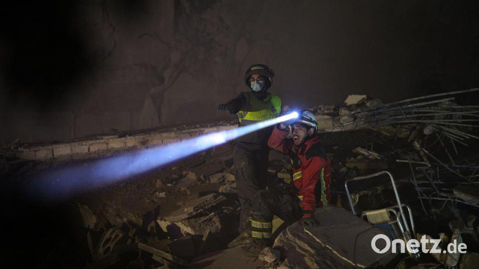 Nach israelischen Luftangriffen wird in Beirut nach Opfern gesucht. Bild: Emilio Morenatti/AP/dpa