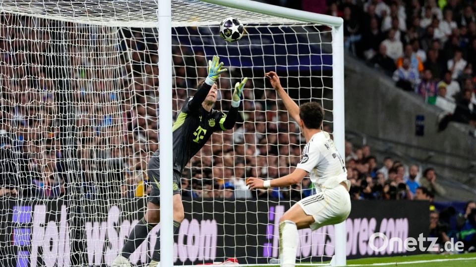 Auch diesen Ball hält Manuel Neuer (l) noch. Bild: Jose Breton/AP/dpa