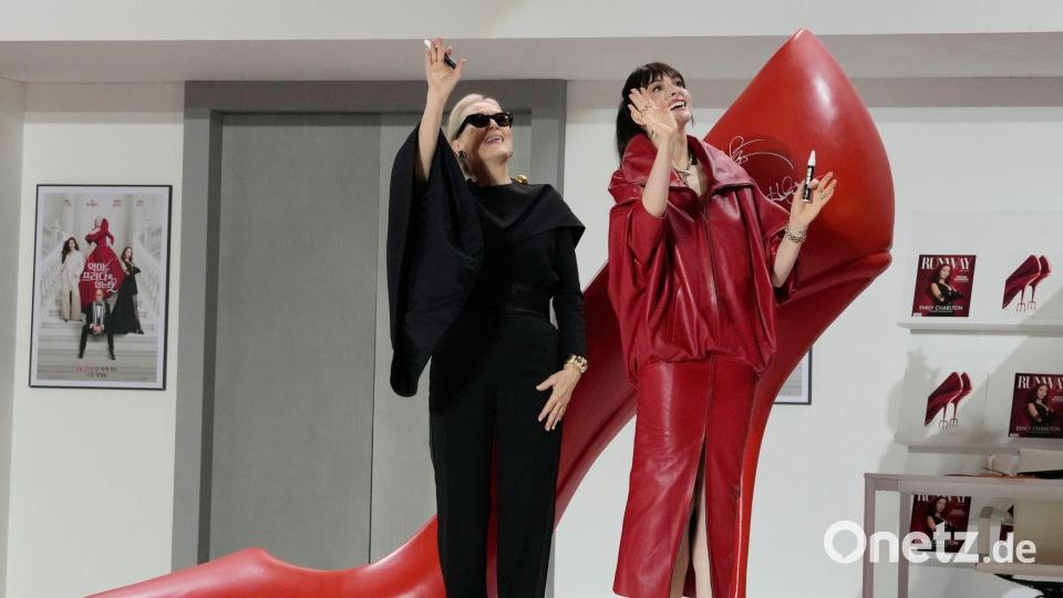 Auf dem Roten Teppich: Die Schauspielerinnen Meryl Streep (l) und Anne Hathaway winken bei der Premiere "Der Teufel trägt Prada 2". Bild: Ahn Young-joon/AP/dpa