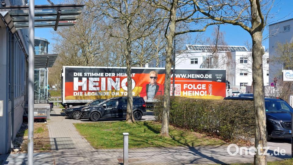 Der Heino-Truck in den Deutschlandfarben vor dem Hintereingang der Max-Reger-Halle. Bild: Kunz