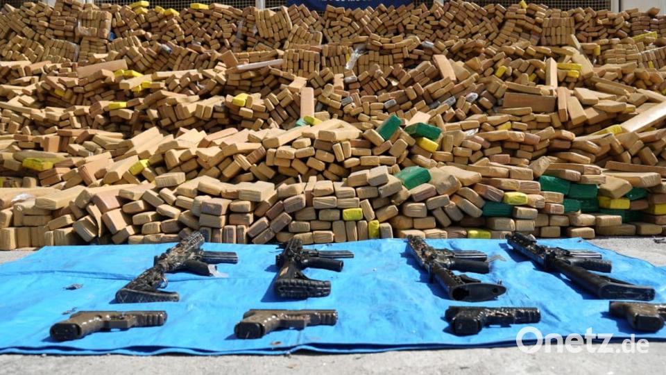 Neben dem Marihuana wurden auch Waffen gefunden. Bild: -/ASCOM PMERJ/dpa