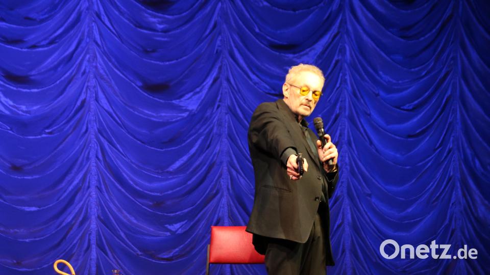 Josef Hader richtet eine Pistole auf sein Publikum. Bei "Hader on Ice" kann es schon mal deftig werden. Doch die Waffe spritzt nur Wasser. Bild: sne