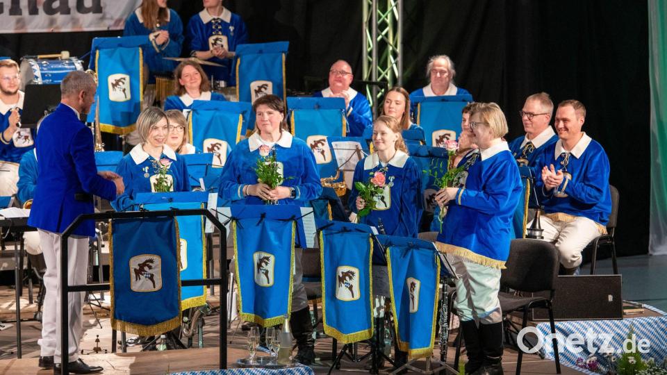 Mario Bürkis Werk „Latin Woods“ verbindet südamerikanische Rhythmen mit virtuosem Zusammenspiel und viel Spielfreude. Diese bewiesen ganz besonders die vier Klarinettistinnen (von rechts) Andrea Fenk, Anna Zach, Petra Radl und Carina List. Dirigent Marcus Hoffmann (links) belohnte ihre herausragende Leistung spontan mit Blumen. Bild: Michael Knietsch