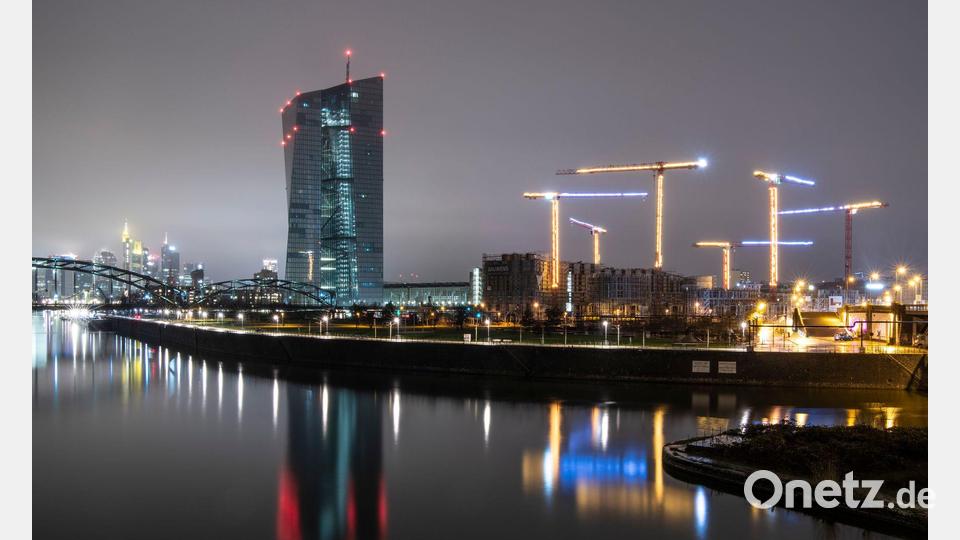 Die Bankenskyline von Frankfurt ragt hinter der Europäischen Zentralbank (EZB)  empor. Bild: Boris Roessler/dpa