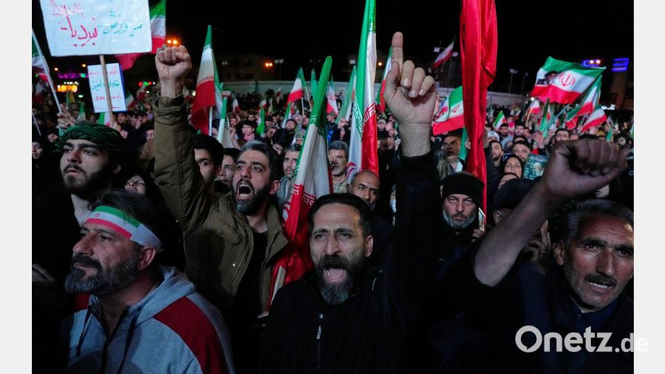 Regierungsanhänger feiern nach der Ankündigung der Waffenruhe in Teheran. Bild: Vahid Salemi/AP/dpa