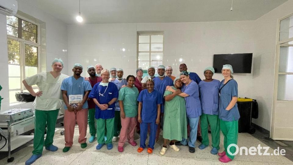 Das tansanisch-deutsche Team, das beim 44. Einsatz der Aktion Feuerkinder an 15 Operationstagen 60 Kinder, Jugendliche und Erwachsene operierte. Bild: Aktion Feuerkinder
