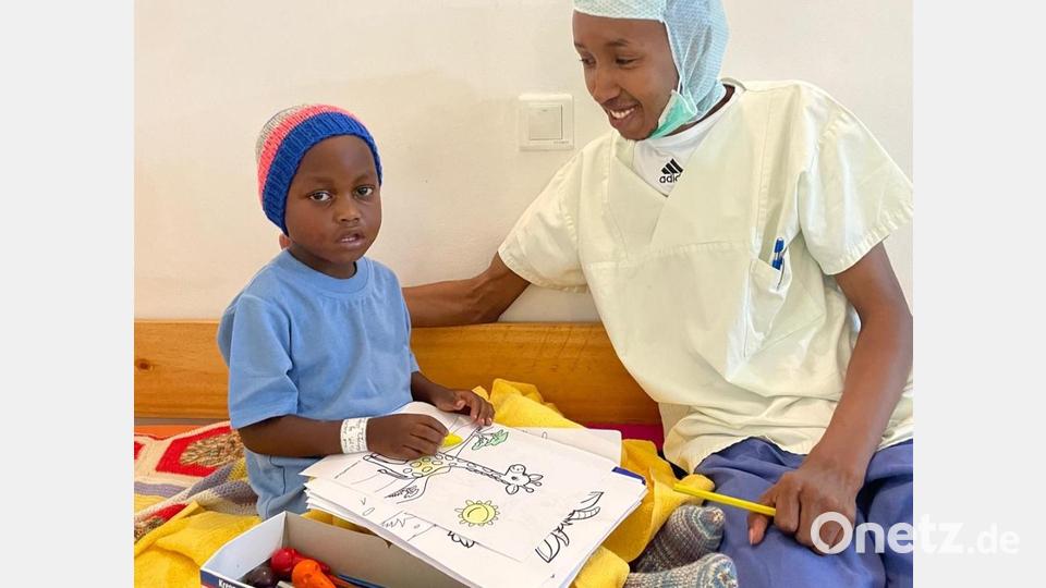 Der ehemalige Patient Peter Josephat (rechts) engagierte sich im OP-Vorbereitungs- und Aufwachraum sowie auf der Station. Bild: Aktion Feuerkinder