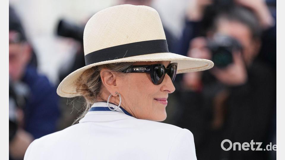 Meryl Streep trägt auf dem „Vogue“-Cover Anna Wintours Markenzeichen. (Archivbild) Bild: Scott Garfitt/Invision/AP/dpa
