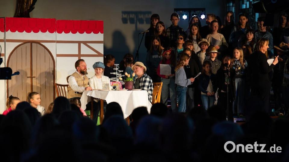 Der Vater mit seinen beiden Söhnen beim Fest. Bild: Regina Probst