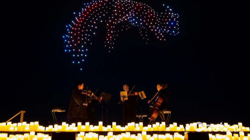 Ein Eichhörnchen, gebildet aus mit LED-ausgestatteten Drohnen. Bild: Sven Hoppe/dpa