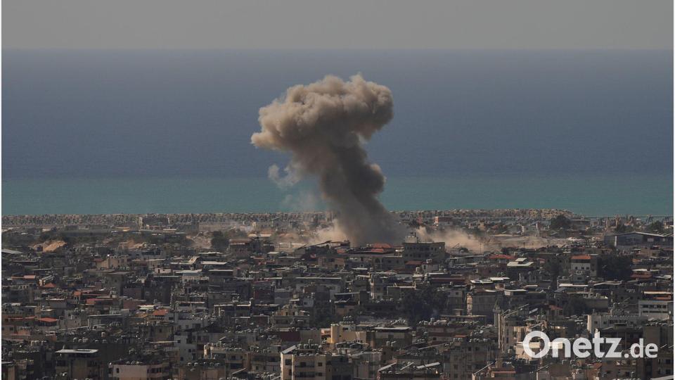 Israel bombardierte am Mittwoch zahlreiche Hisbollah-Ziele im Libanon – dabei wurden mehr als 300 Menschen getötet. Bild: Hassan Ammar/AP/dpa