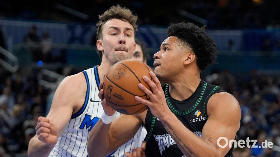 Franz Wagner (links) hat mit den Orlando Magic weiter die Chance auf die direkte Qualifikation für die Playoffs. Bild: John Raoux/AP/dpa