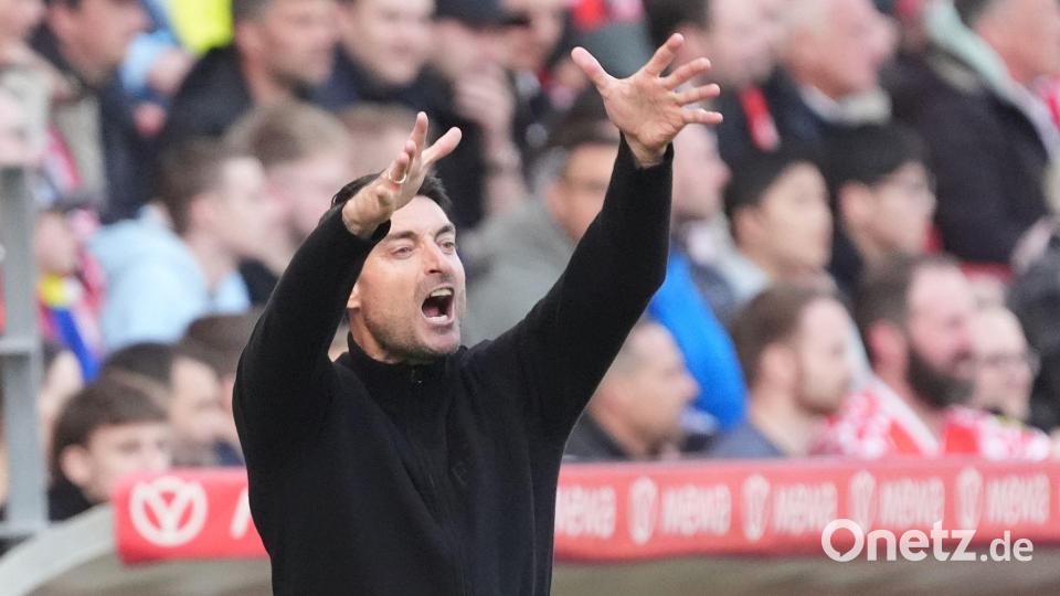 Albert Riera steht bei der Eintracht schon in der Kritik. (Archivbild) Bild: Marc Schüler/dpa