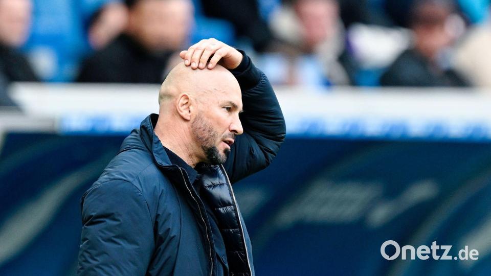 Nachdenklich aufgrund der letzten Ergebnisse: Christian Ilzer will in Augsburg mit Hoffenheim zurück in die Erfolgsspur. (Archivbild) Bild: Uwe Anspach/dpa