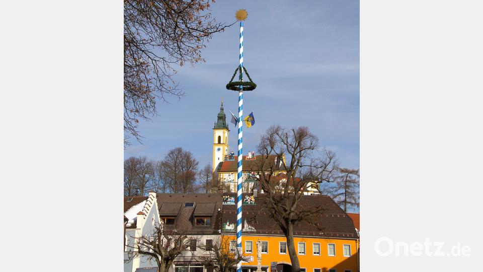 Reinhold Schulz präsentiert den "Zunftbaum". Bild: Reinhold Schulz