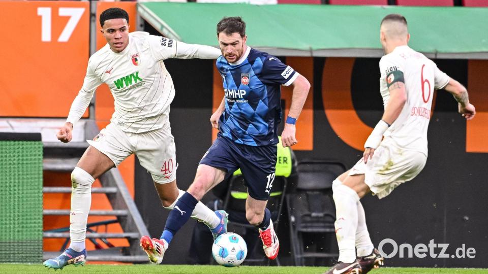 Noahkai Banks (l) oder Jeffrey Gouweleeuw (r) rücken in die Abwehr des FC Augsburg. (Archivbild) Bild: Harry Langer/dpa
