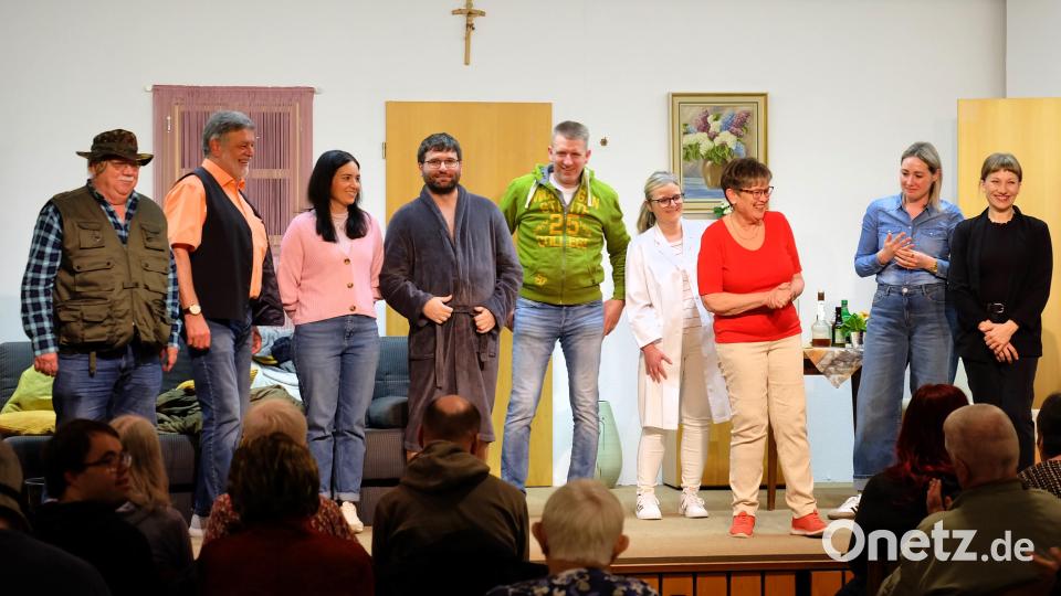 Nach den Aufführungen freuten sich die Laienspieler über heftigen Applaus des Publikums. Bild: wlr