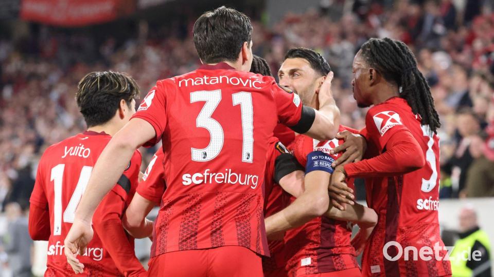 Umjubelter Torschütze: Freiburgs Vincenzo Grifo (2.v.r.). Bild: Philipp von Ditfurth/dpa