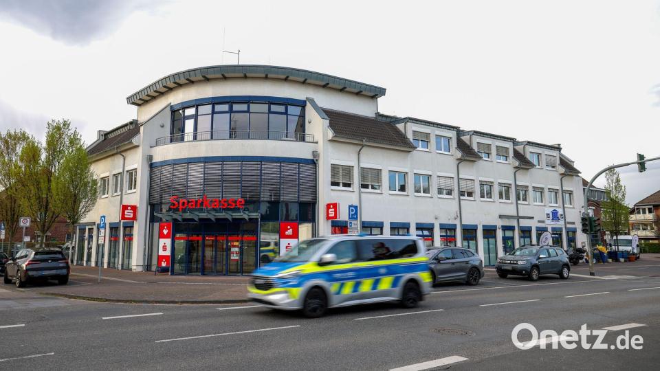 Bewaffneter sorgt für Großeinsatz an Sparkassenfiliale Bild: Christoph Reichwein/dpa