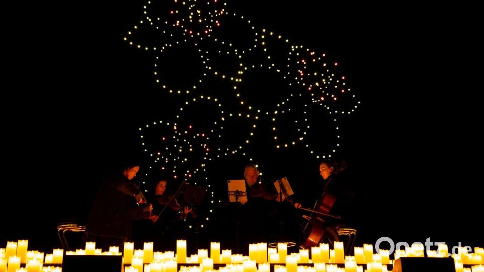 Die leuchtenden Drohnen formierten sich am Himmel. Bild: Sven Hoppe/dpa