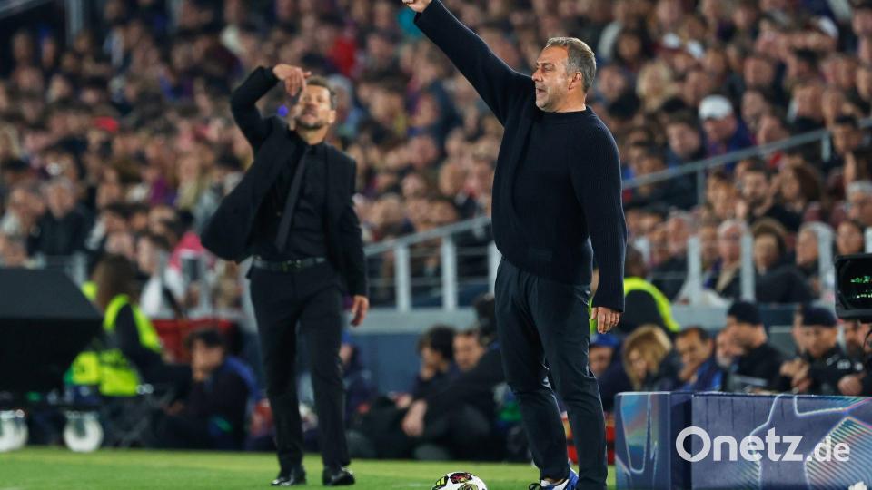 Hansi Flick (r) erlebte einen gebrauchten Abend. Bild: Joan Monfort/AP/dpa